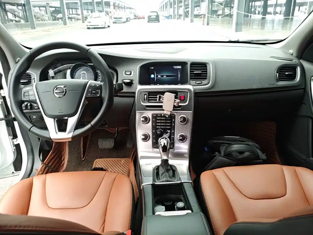 Volvo S60 — фото 10