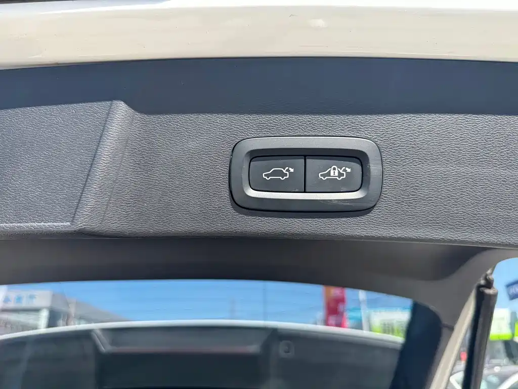 Volvo XC40 — фото 12