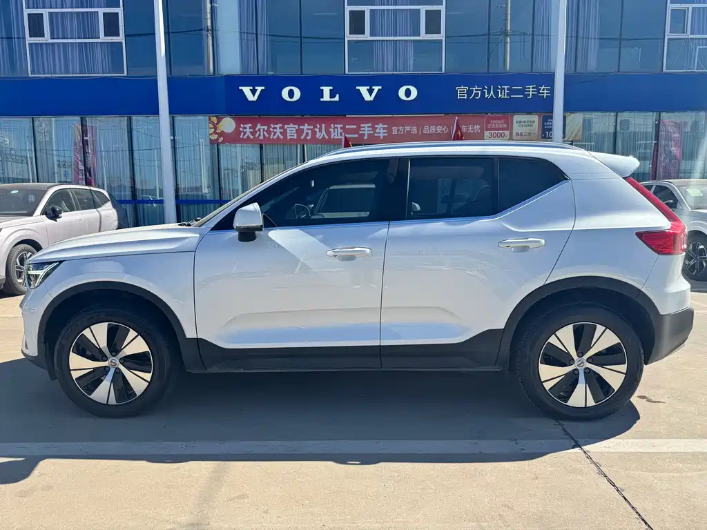 Volvo XC40 — фото 9