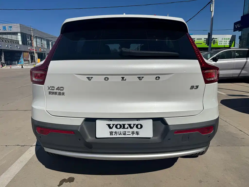 Volvo XC40 — фото 10