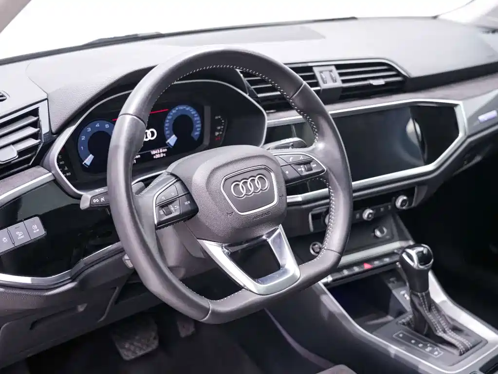Audi Q3 — фото 16