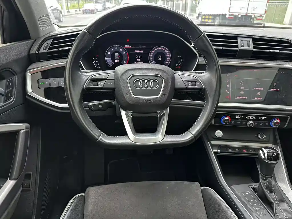 Audi Q3 — фото 14