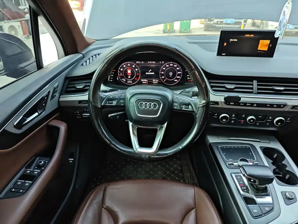Audi Q7 — фото 11