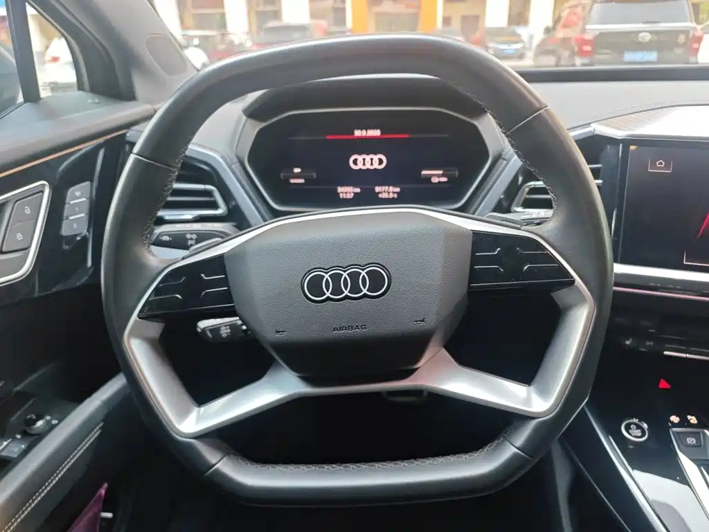Audi Q4 e-tron — фото 3