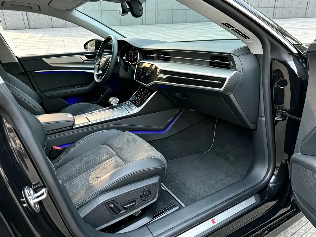 Audi A7L — фото 13
