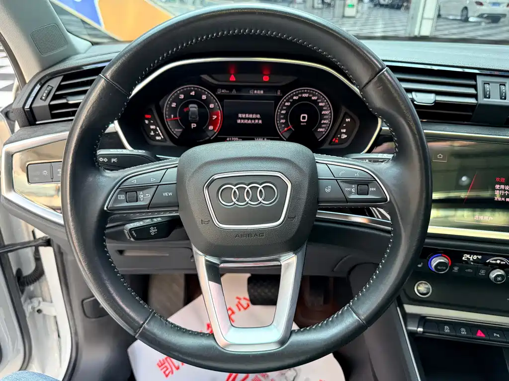 Audi Q3 — фото 11