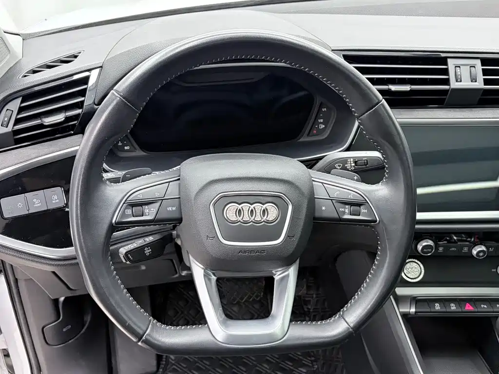Audi Q3 — фото 10