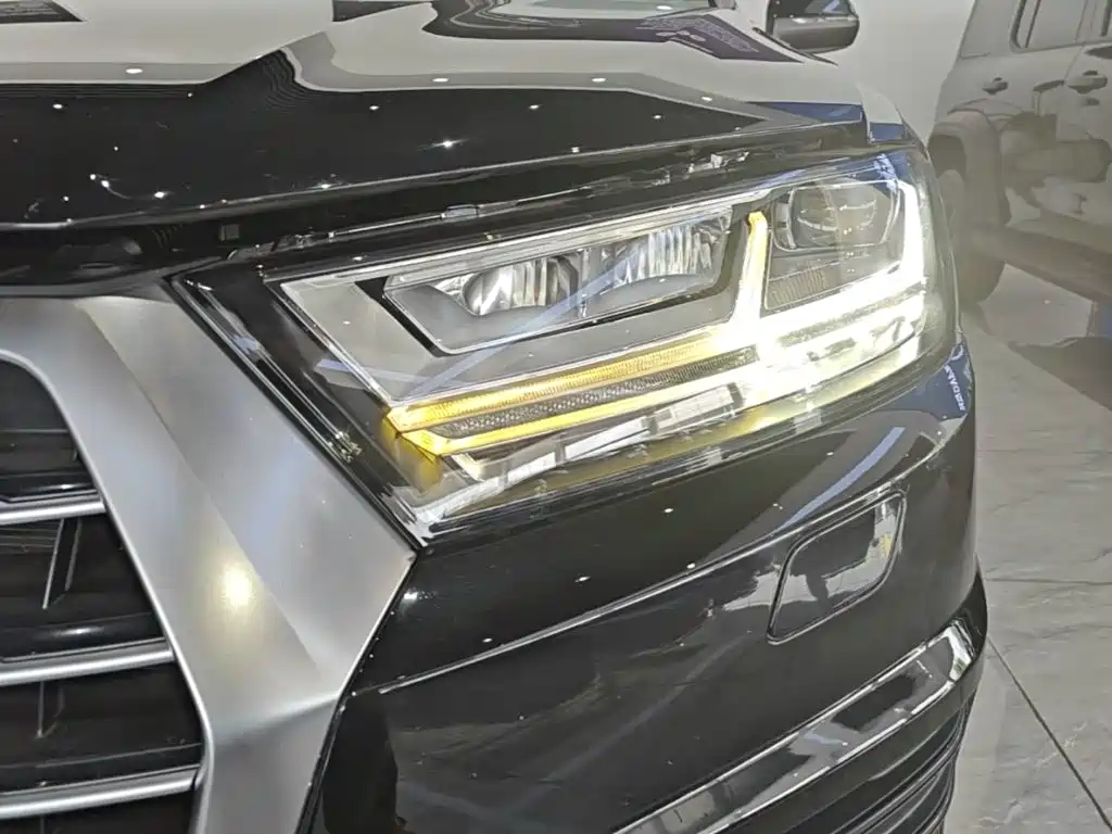 Audi Q7 — фото 24