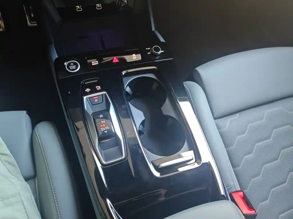 Audi Q6L e-tron — фото 19