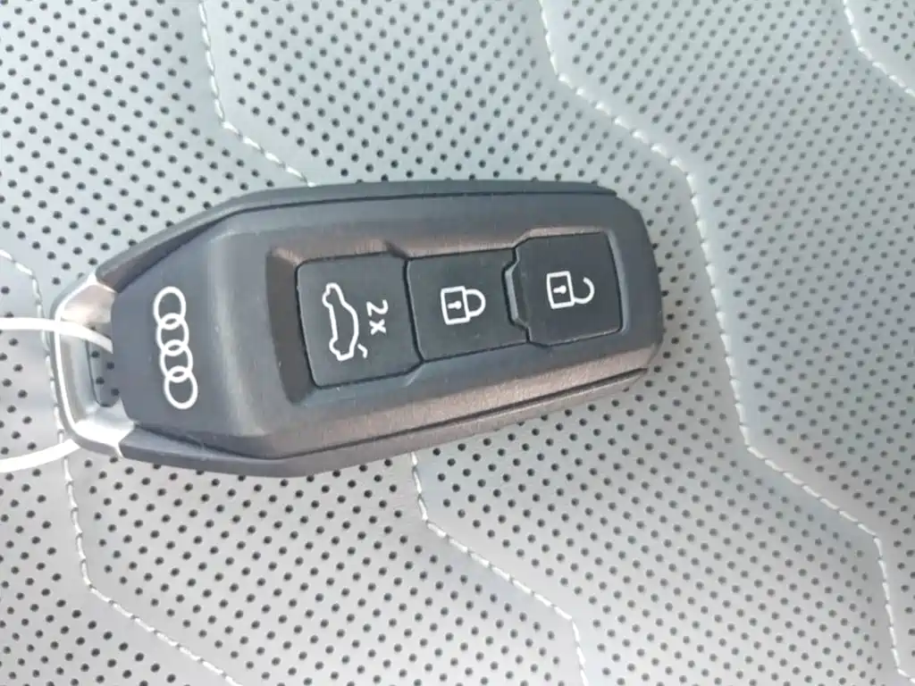 Audi Q6L e-tron — фото 13
