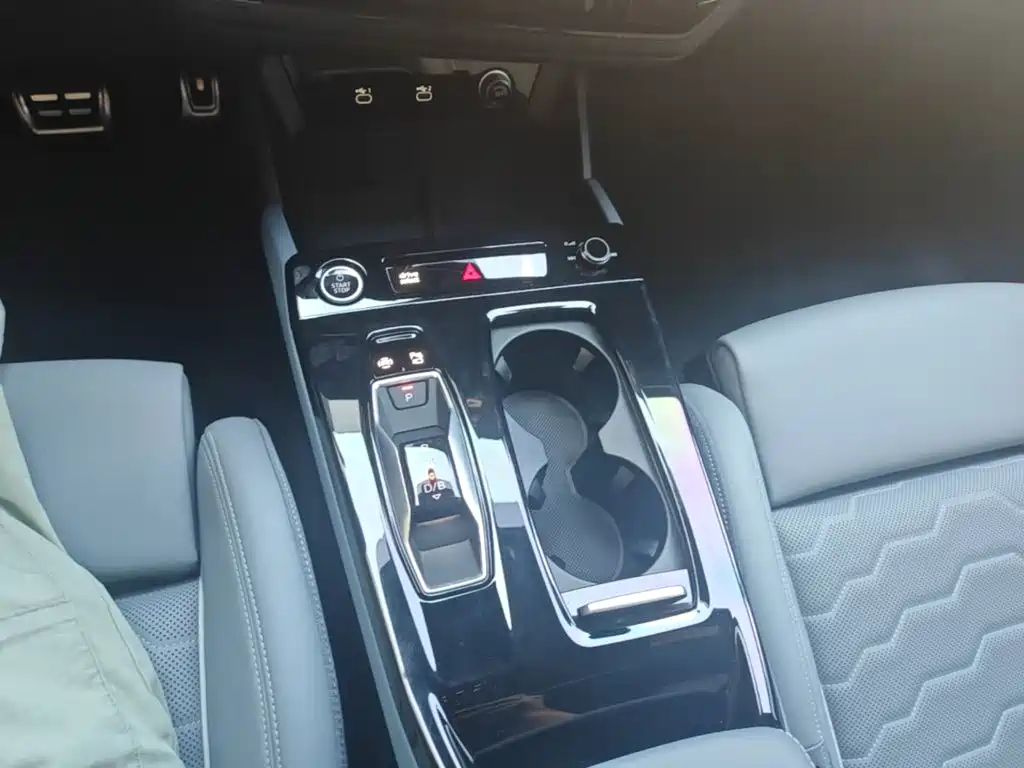 Audi Q6L e-tron — фото 19