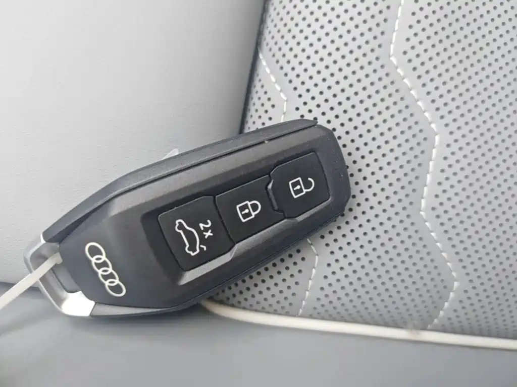 Audi Q6L e-tron — фото 13