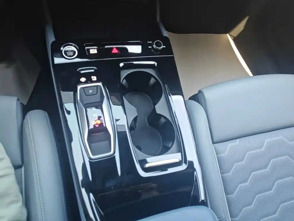 Audi Q6L e-tron — фото 19