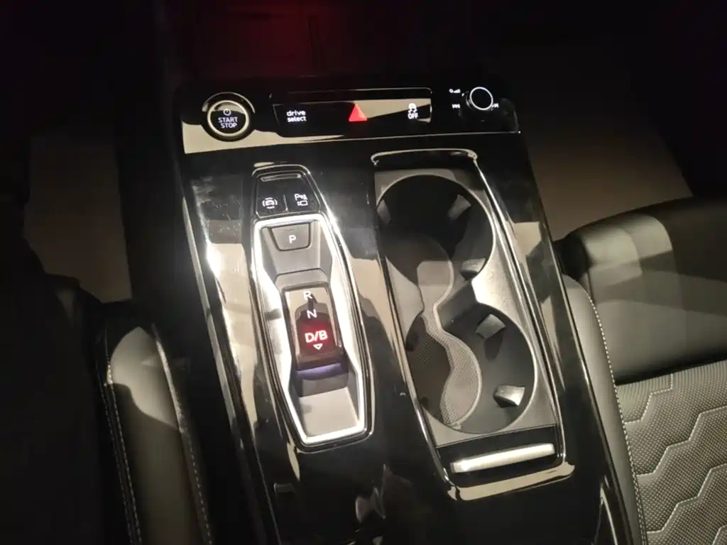 Audi Q6L e-tron — фото 19