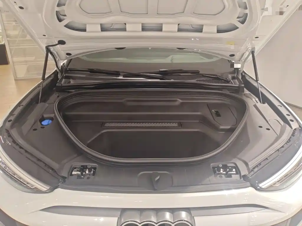 Audi Q6L e-tron — фото 25