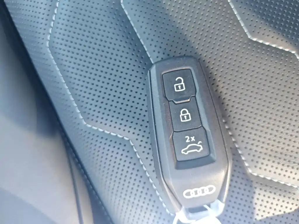 Audi Q6L e-tron — фото 13