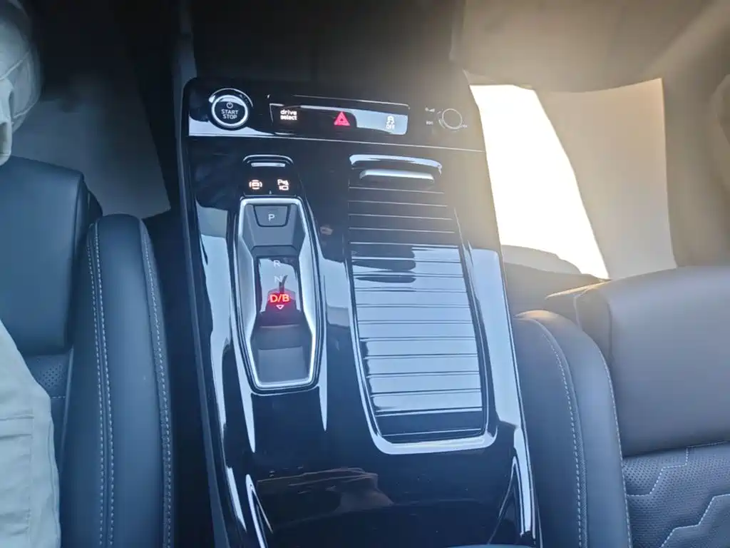 Audi Q6L e-tron — фото 19