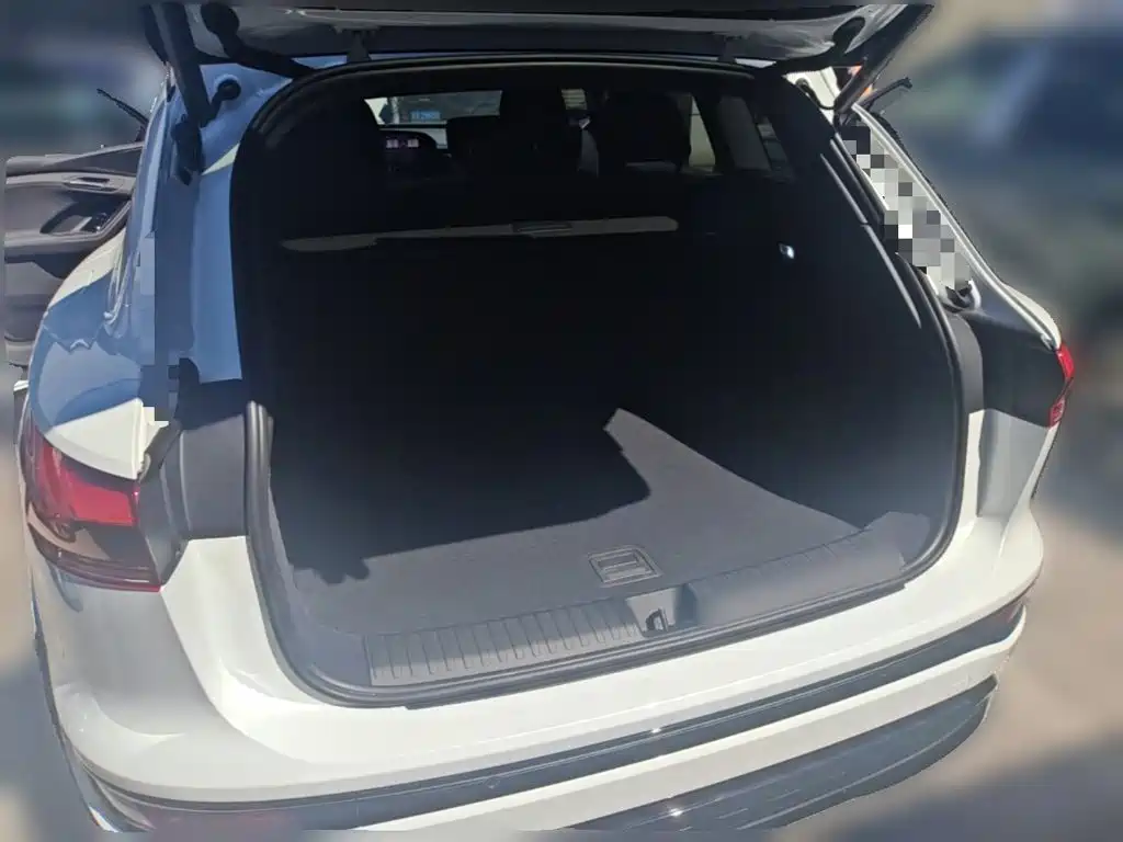 Audi Q6L e-tron — фото 24