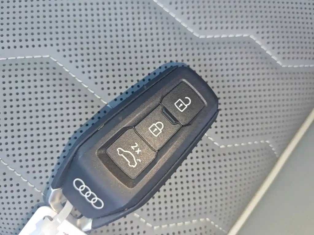Audi Q6L e-tron — фото 13