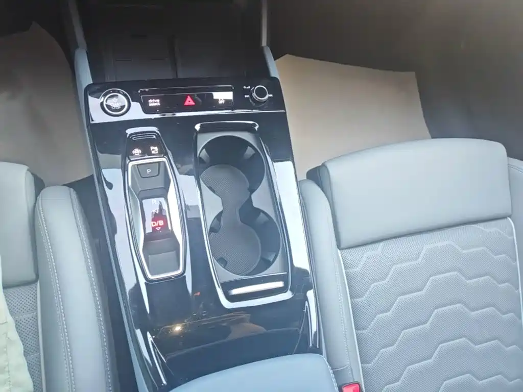 Audi Q6L e-tron — фото 19