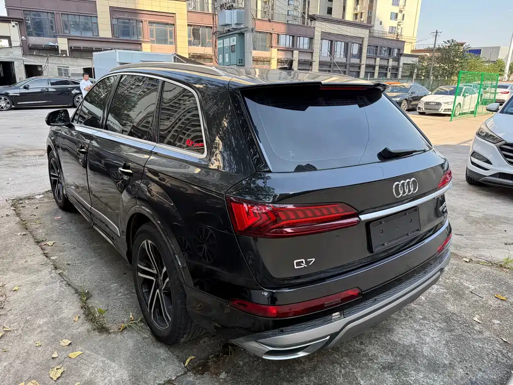 Audi Q7 — фото 8
