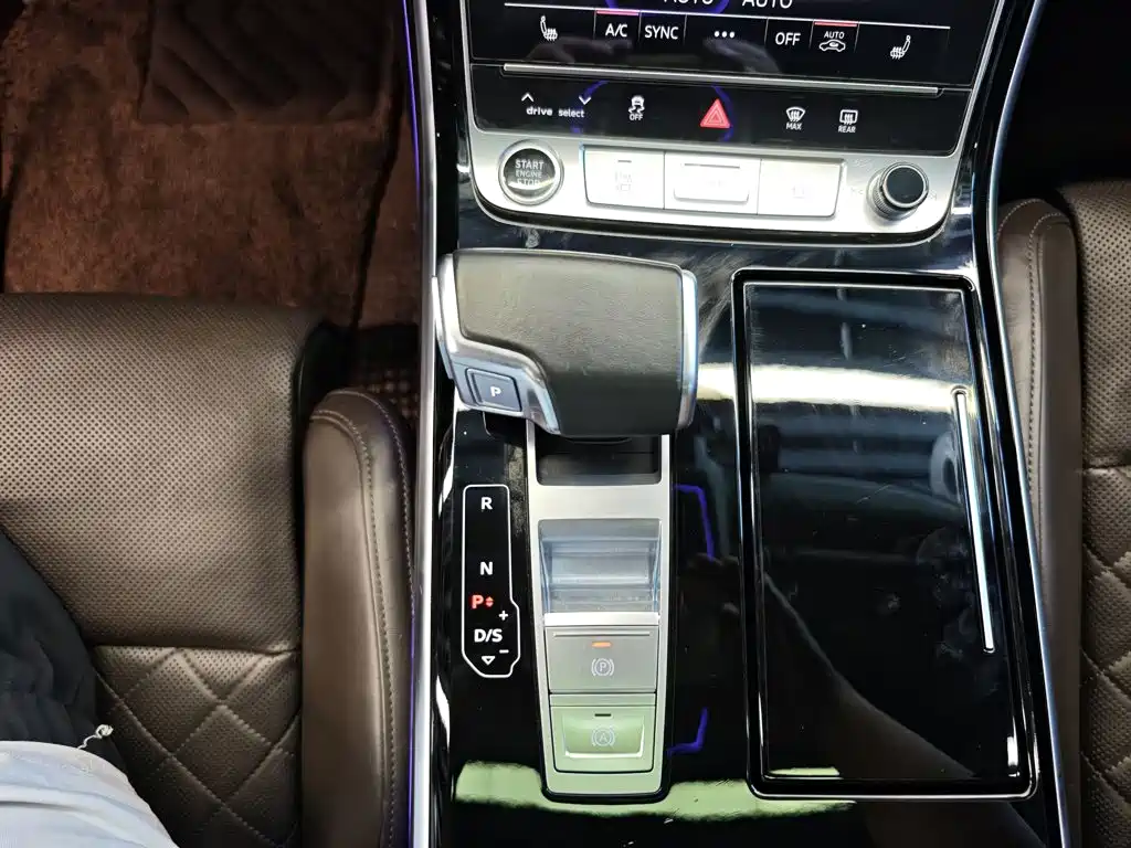Audi A8 — фото 14