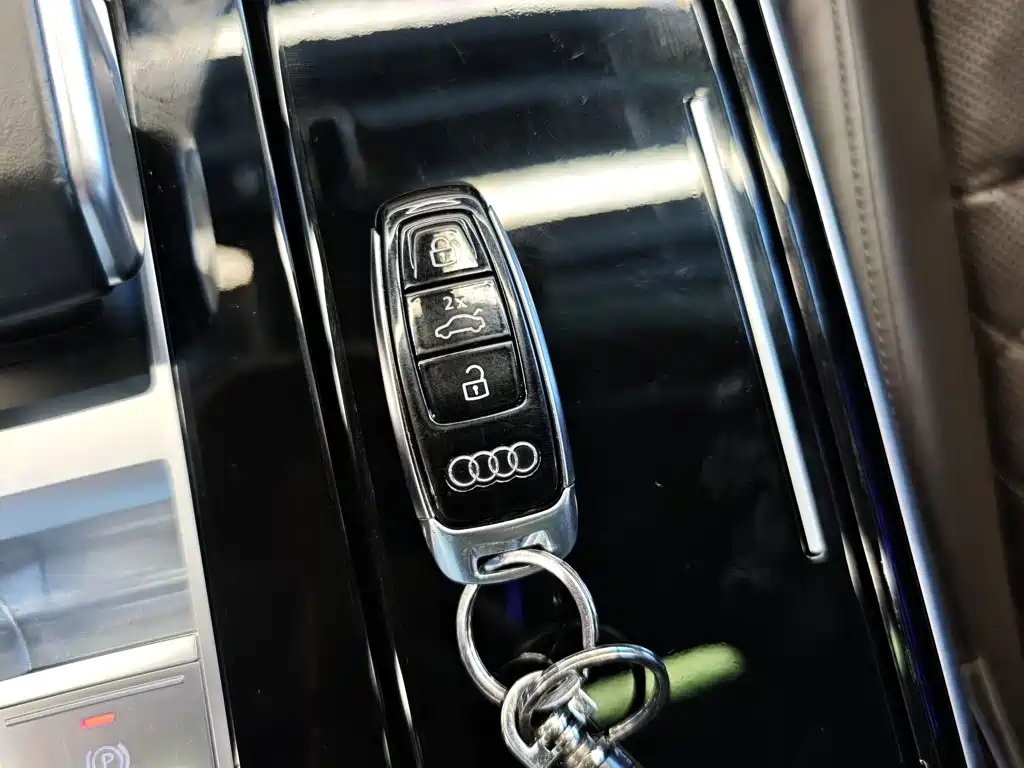 Audi A8 — фото 9