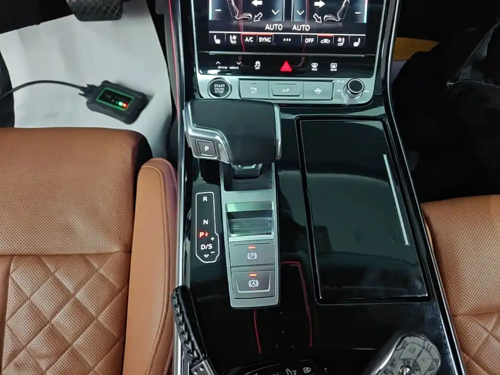 Audi A8 — фото 14