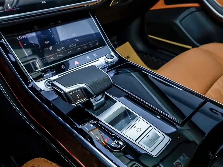 Audi A8 — фото 30