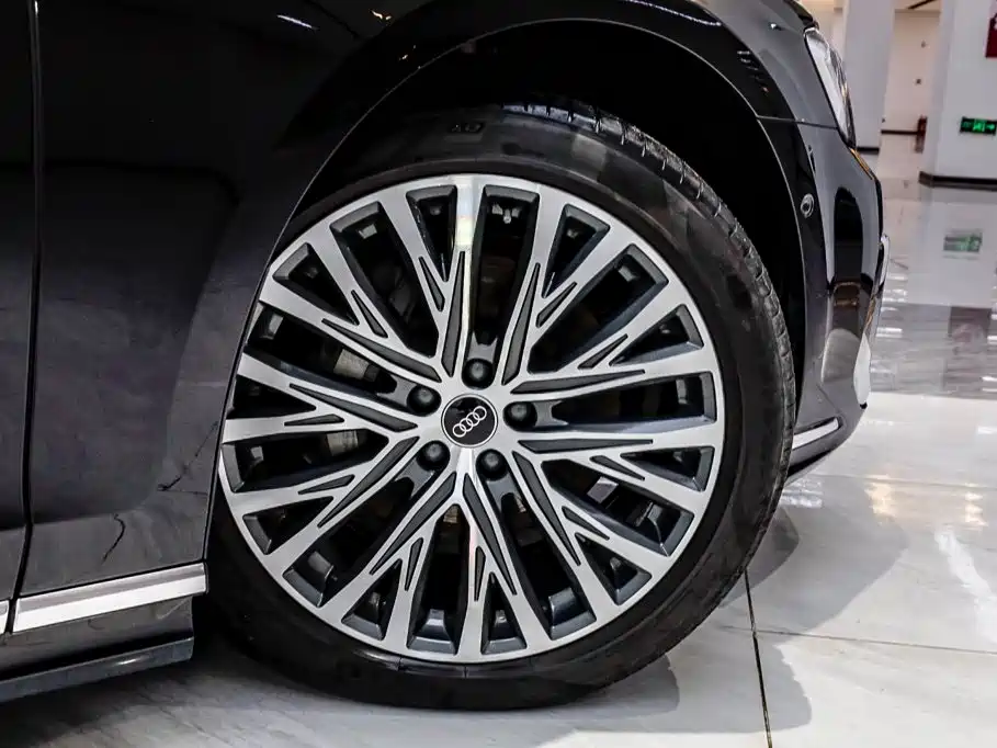 Audi A8 — фото 36