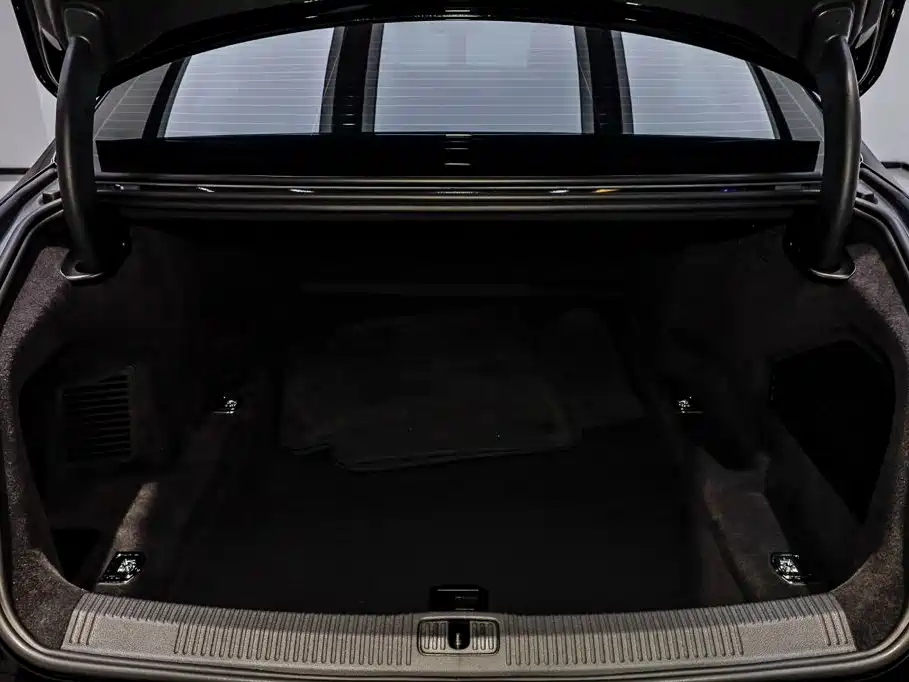 Audi A8 — фото 6
