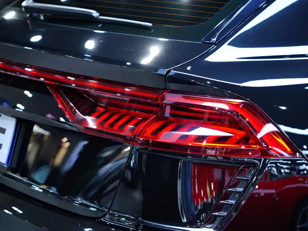 Audi RS Q8 — фото 11