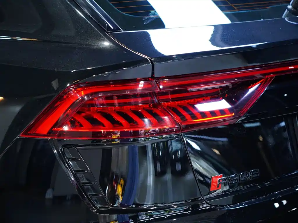 Audi RS Q8 — фото 10