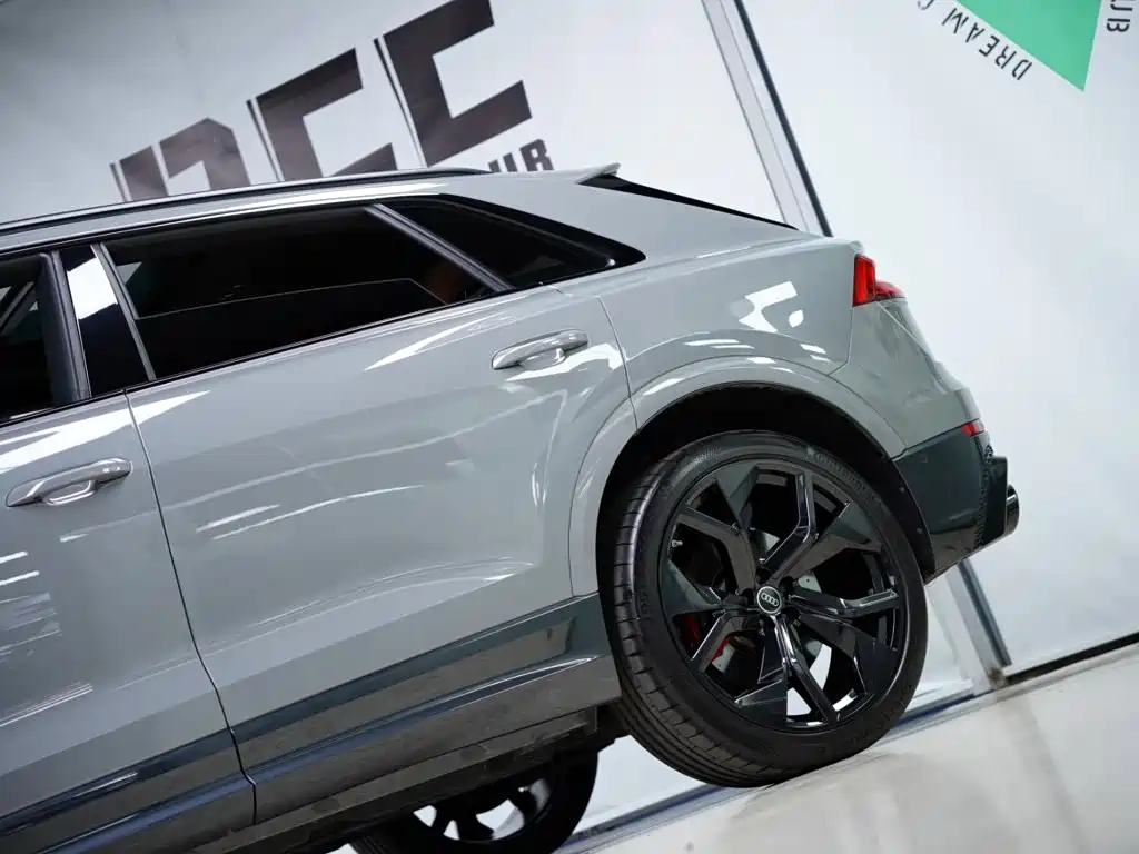 Audi RS Q8 — фото 23