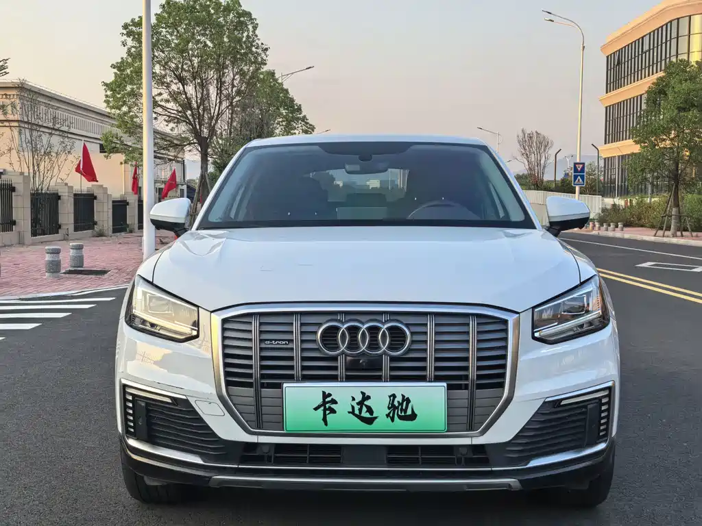 Audi Q2L e-tron — фото 2