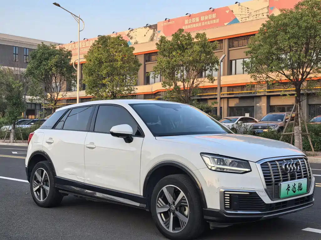 Audi Q2L e-tron — фото 3