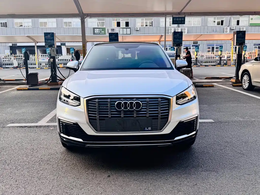 Audi Q2L e-tron — фото 2