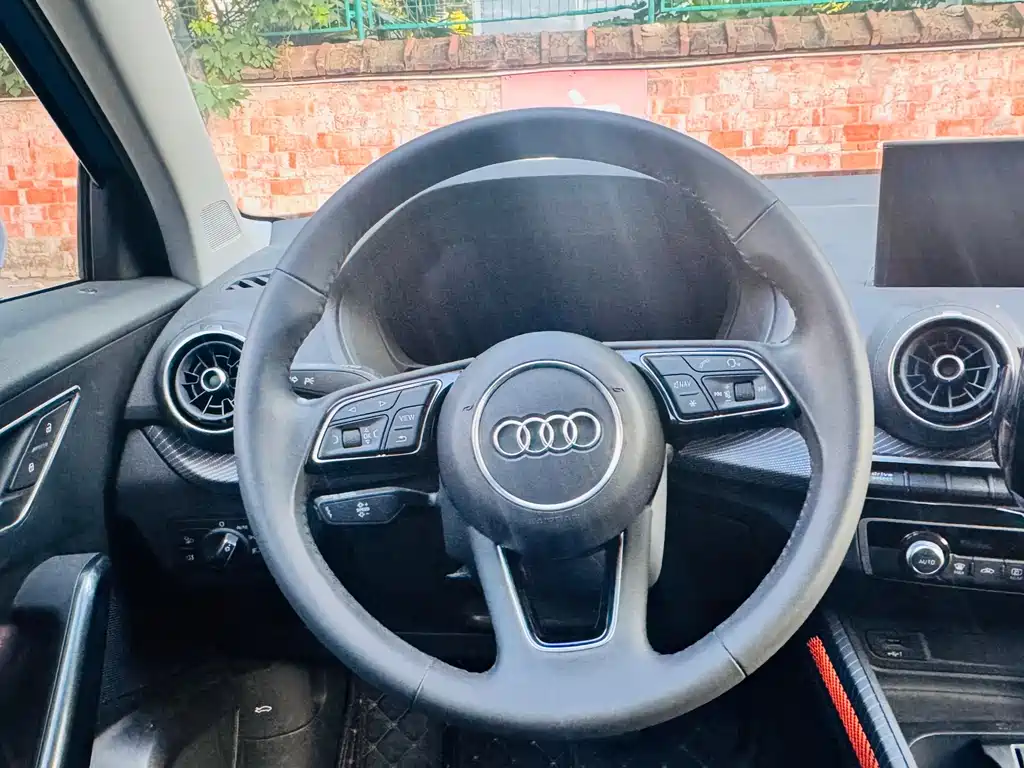 Audi Q2L e-tron — фото 13