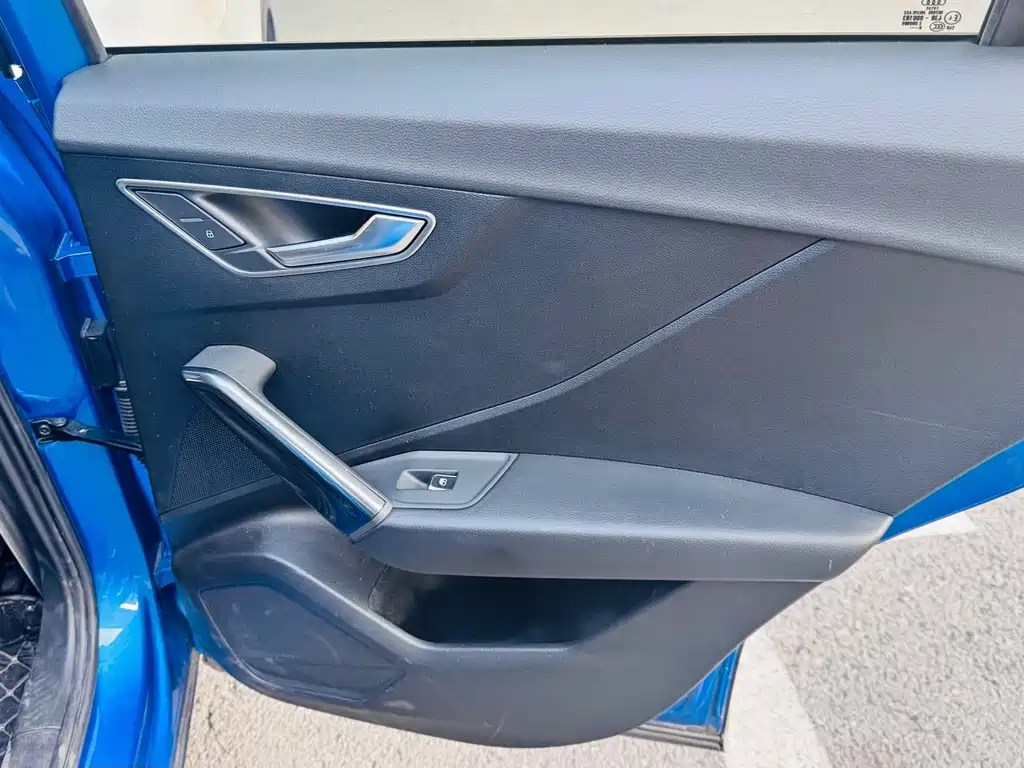 Audi Q2L e-tron — фото 14