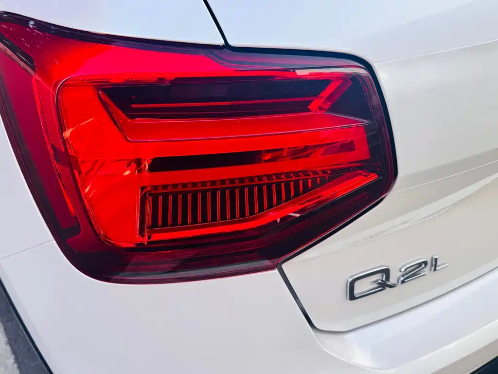 Audi Q2L e-tron — фото 18