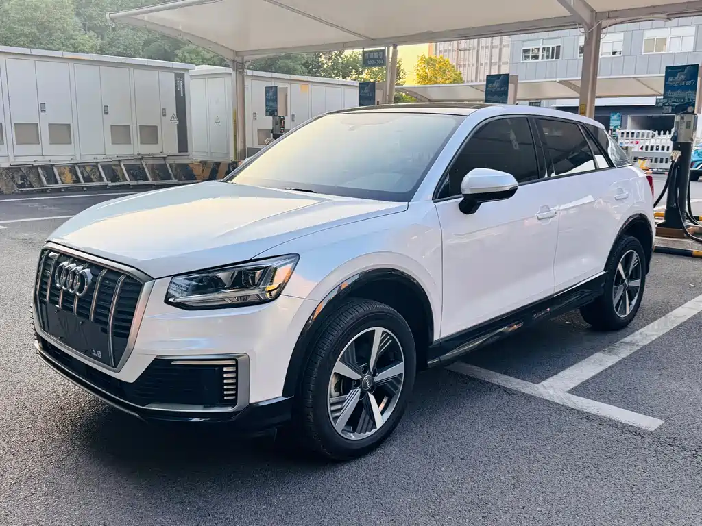 Audi Q2L e-tron — фото 19