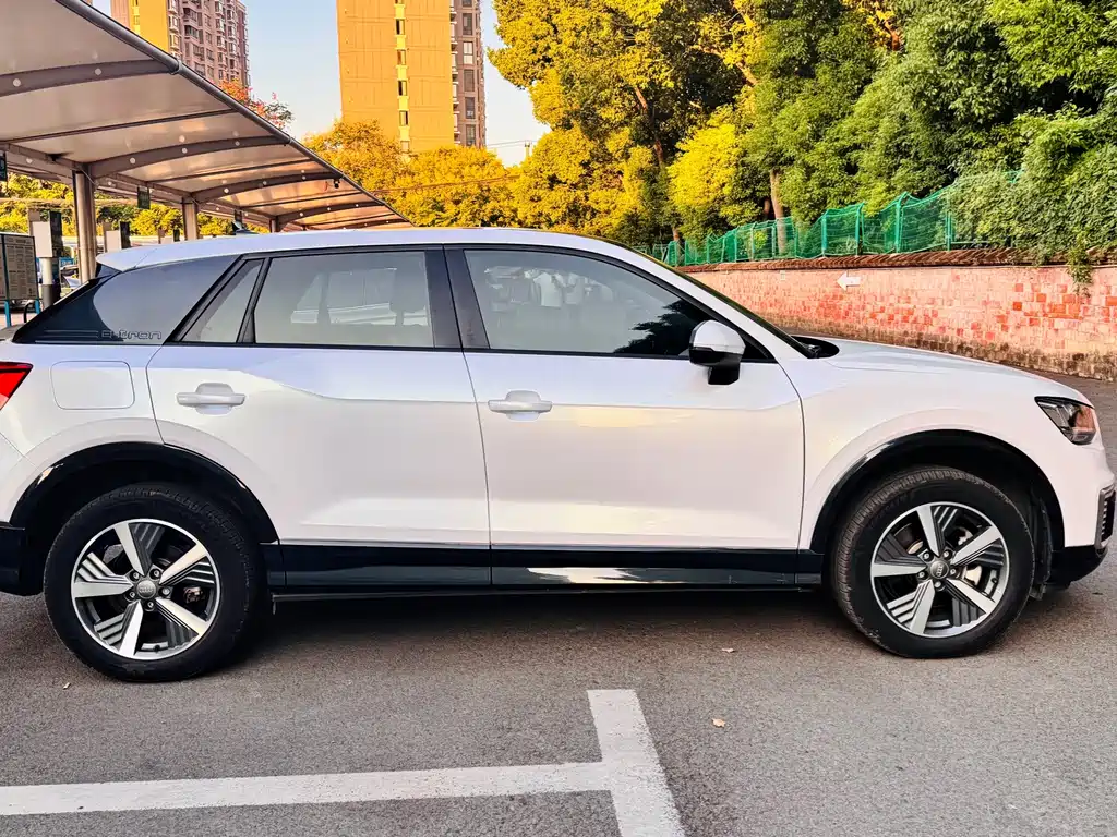 Audi Q2L e-tron — фото 4