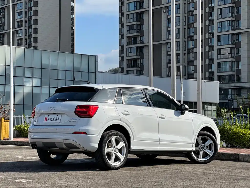 Audi Q2L — фото 11