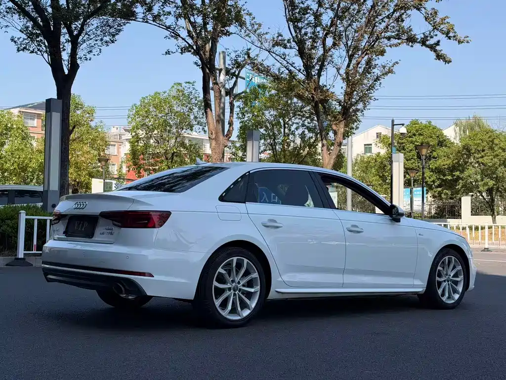 Audi A4L — фото 9