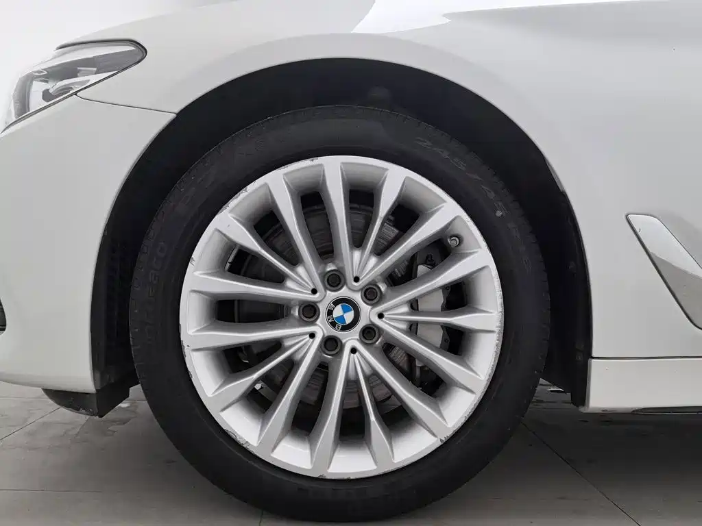 BMW 5 Series — фото 17