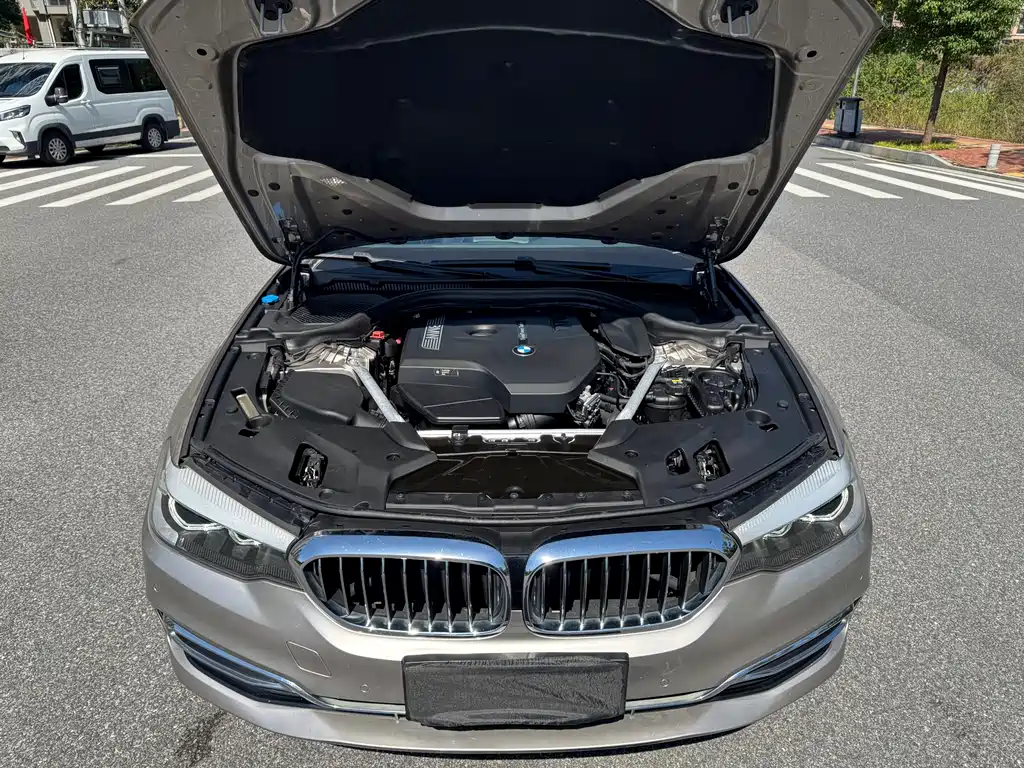 BMW 5 Series — фото 11