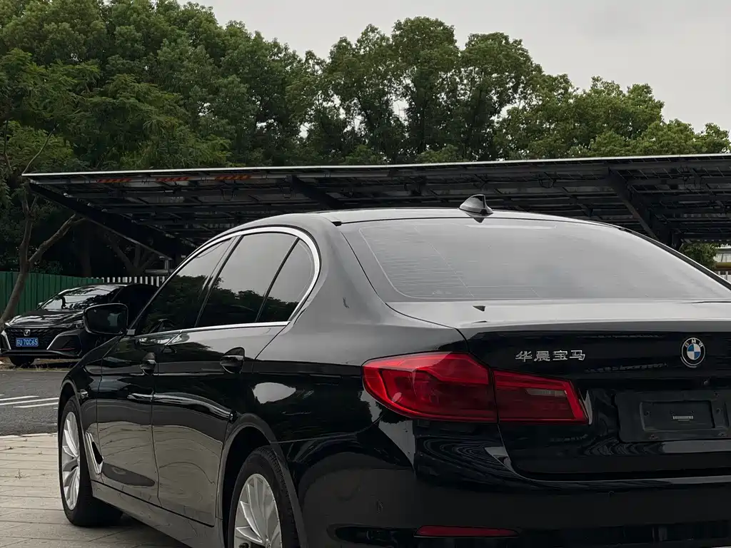 BMW 5 Series — фото 14