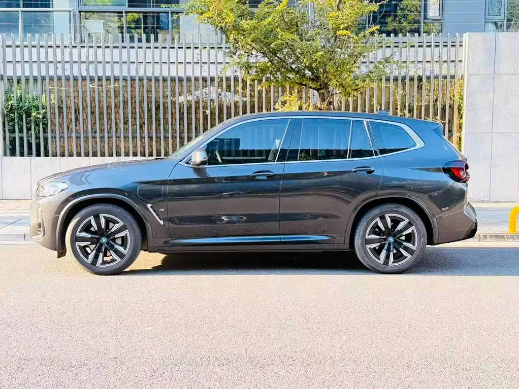 BMW iX3 — фото 2
