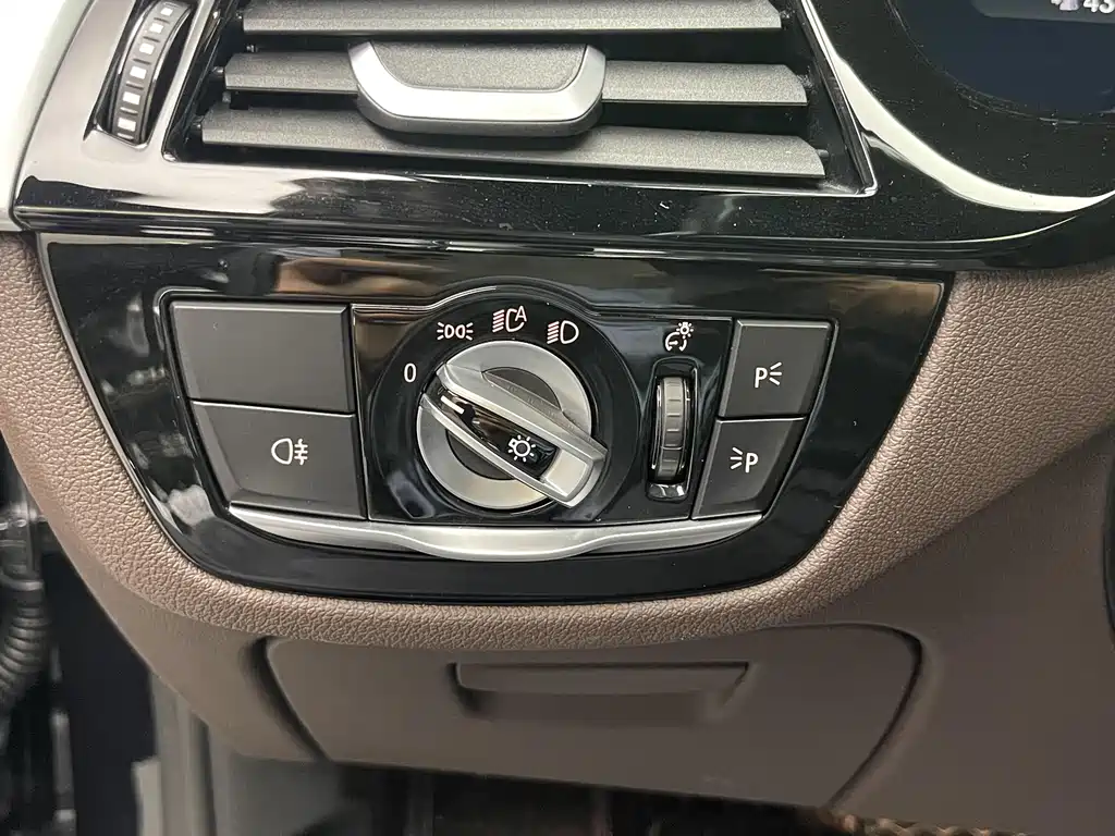 BMW 5 Series — фото 20