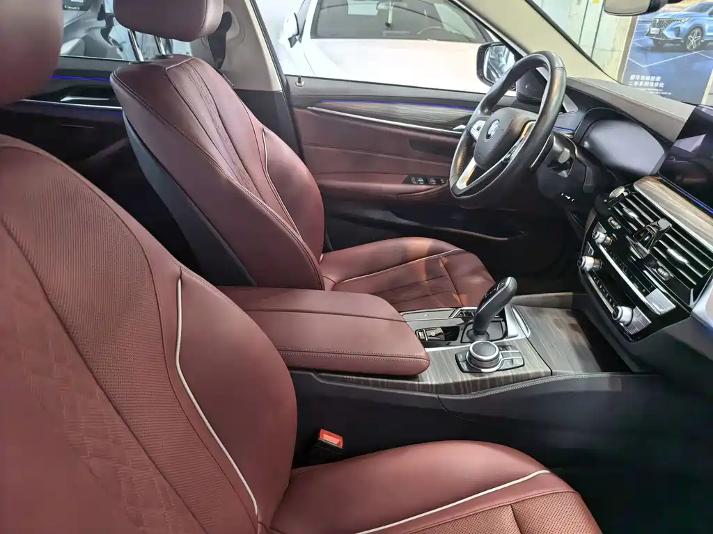 BMW 5 Series — фото 14